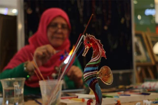 Kırık camlardan sanat eserleri yapıyor