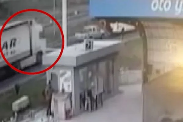 Kırmızı ışıkta duran arabaları TIR böyle ezdi