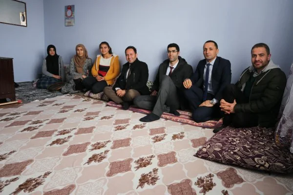 Kız öğrenciler için kapı kapı dolaşıyorlar
