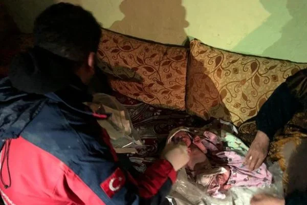 Köyde doğum yapan anne ve bebeği için UMKE'den 12 saatlik operasyon
