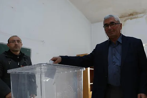 Köyün başka ilçeye bağlanması için halk oylaması yapıldı