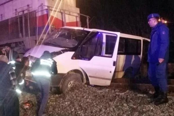Kuru yük taşıyan tren araçla çarpıştı: Yaralılar var