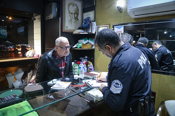 Kuyumcuya ayırttığı altınları çalarak kaçtı