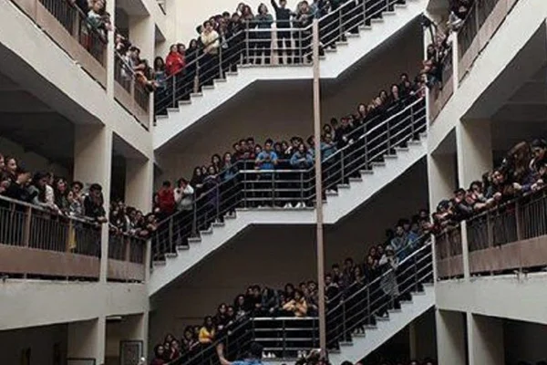 Lisedeki taciz protestosuna katılan öğrencilere uzaklaştırma cezası