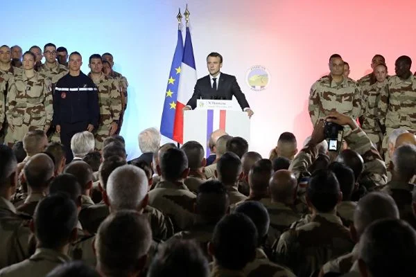 Macron yanındaki asker canlı yayında bayıldı