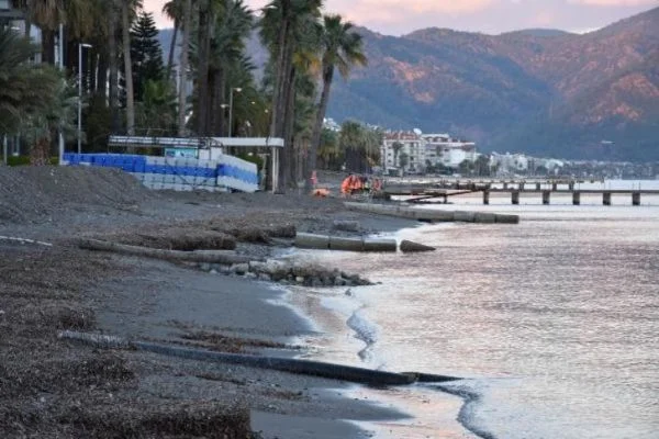 Marmaris'te deniz 5 metre çekildi