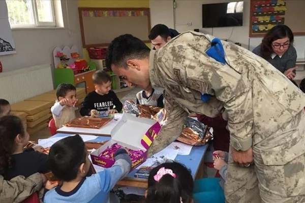 Mehmetçik'ten gıda ve yakacak yardımı