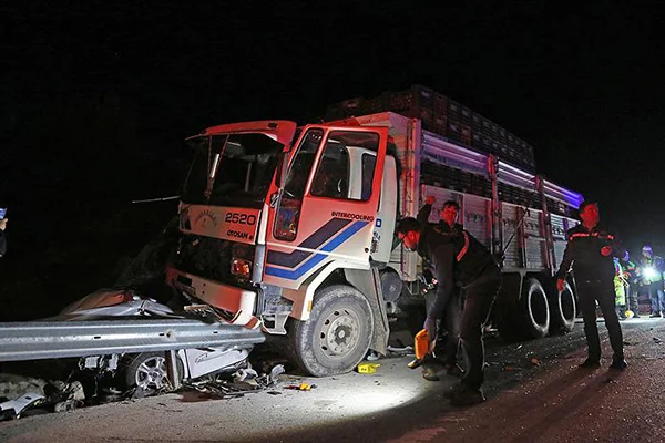 Mersin'de trafik kazası: 1 polis şehit, 2'si polis 8 yaralı