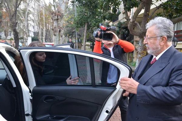 Metin Akpınar polis eşliğinde adliyeye götürülüyor