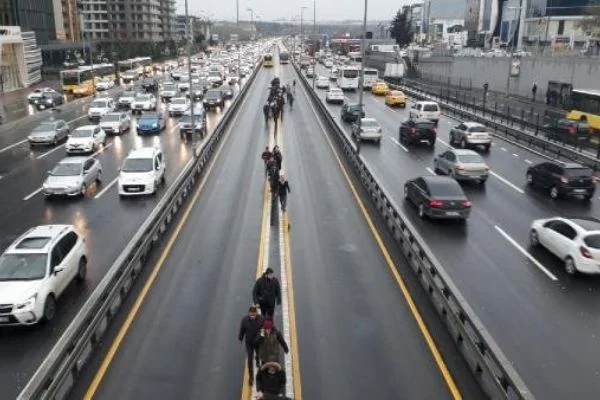 Metrobüs arızalandı, insanlar durağa kadar yürüdü