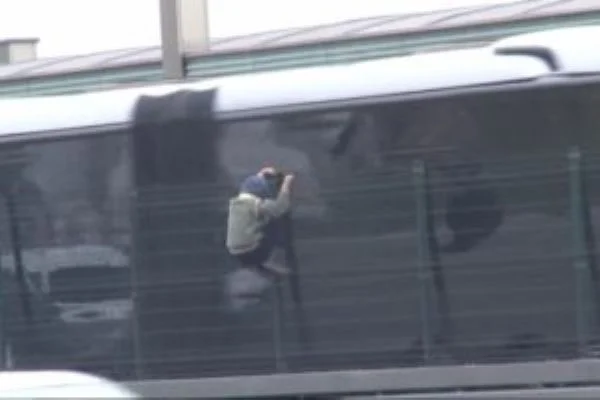 Metrobüs'e kaçak binmek için canlarını tehlikeye atıyorlar