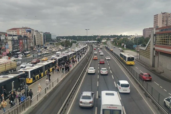 Metrobüs seferleri durdu