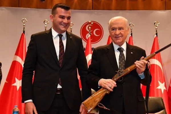 MHP'liler Bahçeli'ye antika tüfek hediye etti
