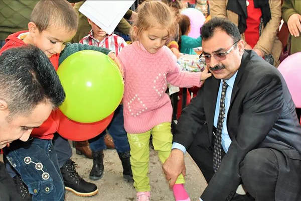 Muş'ta köy çocuklarını 'ısıtan' yardım