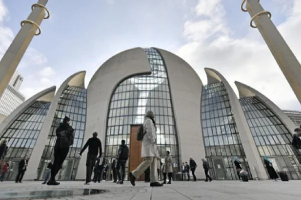 Müslümanlardan cami vergisine tepki