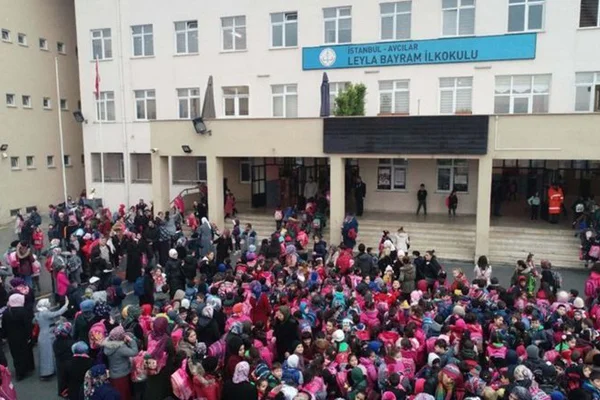 Nüfusu 66 ilçeden fazla öğrenci olan Türkiye'nin en kalabalık ilkokulu