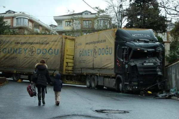 Okul önünde TIR dehşeti