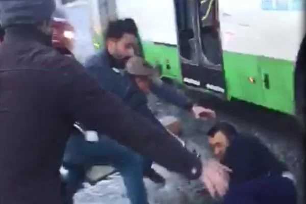 Otobüsün altında kalmaktan son anda kurtuldu