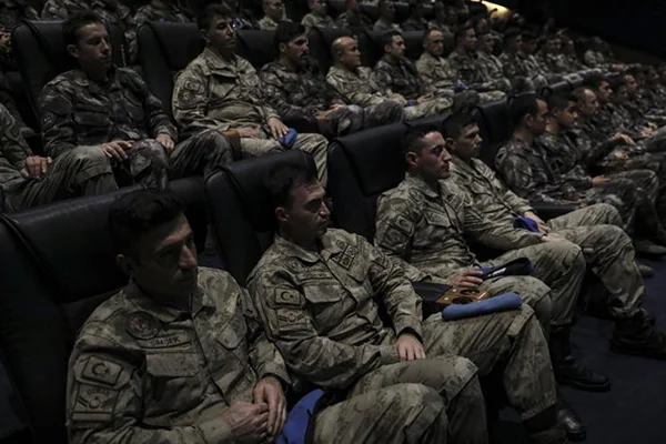 Özel harekat polisi ve jandarma komandoları 'Deliler' filmini izledi
