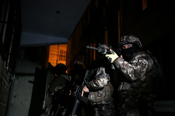 Özel harekattan uyuşturucu tacirlerine şafak baskını