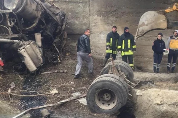 Pancar yüklü kamyon dereye uçtu: 1 ölü