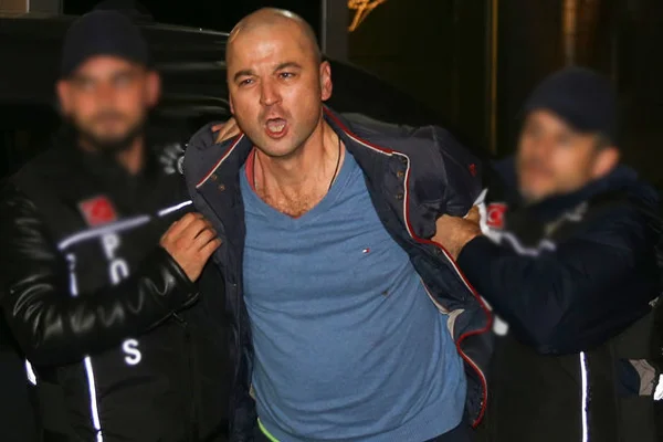 Papağana işkence yaptı gözaltına alındı