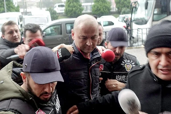 Papağana şiddet uygulayan yarışmacıya para cezası