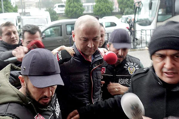Papağana şiddet uygulayan yarışmacıya para cezası