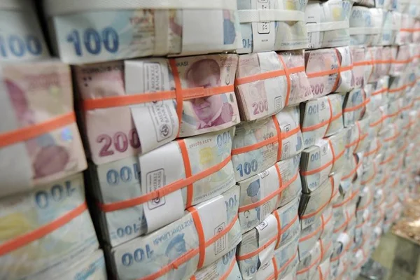 Paralar yatırıma değil faize gidiyor