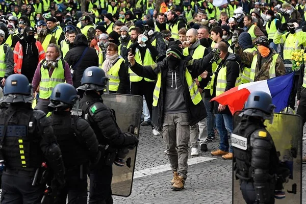 Paris'te Sarı Yeleklerin gösterisinde çok sayıda gözaltı