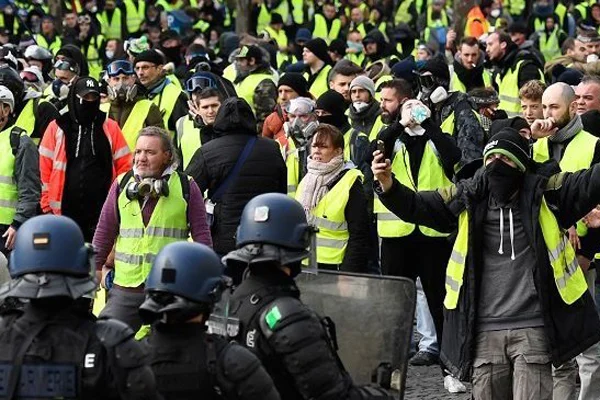 Paris'te Sarı Yeleklerin gösterisinde çok sayıda gözaltı