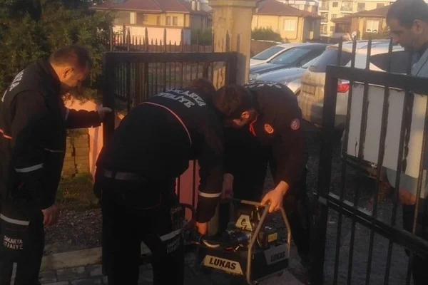 Parmaklıklara sıkışan köpeği itfaiye kurtardı