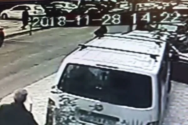 Pencereden atlayan kadını havada yakaladılaryakaladılar