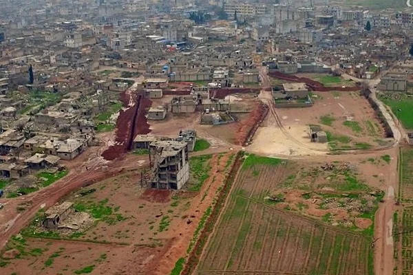PKK'nın Ayn el-Arap'ta kazdığı hendek ve tüneller görüntülendi