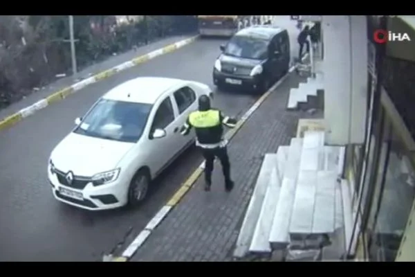 Polisin hırsızı kovalama anı güvenlik kamerasında