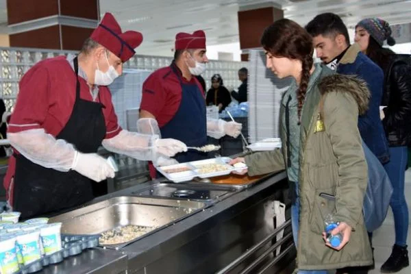 Rektör Battal, zehirlenme olayından sonra öğrencilerle birlikte yemek yedi