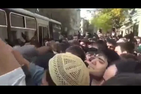 Rusya'da Müslümanlar ayaklandı, polisler tutukladığı şahsı bırakmak zorunda kaldı