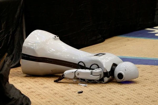 Sahneden düşen insansı robot Mini Ada, parçalandı