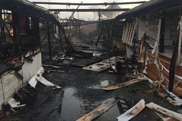 Sakarya'da 30 dükkan kül oldu