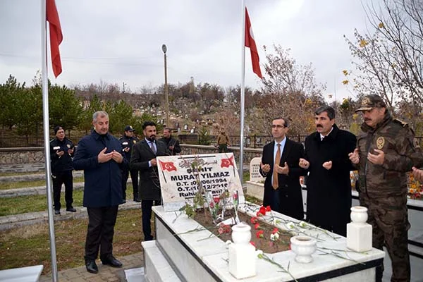 Şehit polis memuru Murat Yılmaz kabri başında anıldı