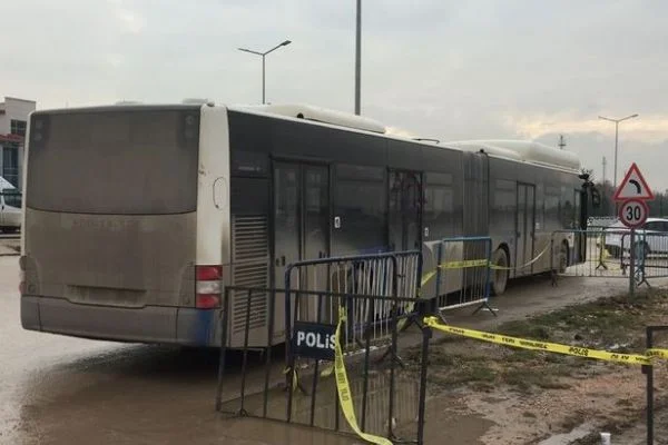 Servis bekleyen gazi ve avukatlara çarptı