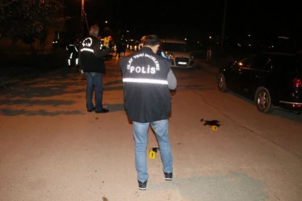 Sevgilisinin evinin önünden kendisini vurdu