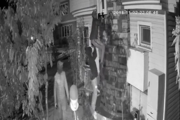 Silahlı hırsızlık çetesi, lüks bir siteye girdi