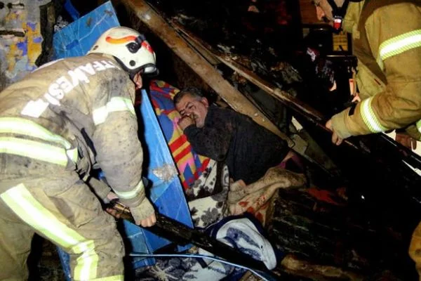 Şişli'de çatı çöktü, 1 kişi mahsur kaldı