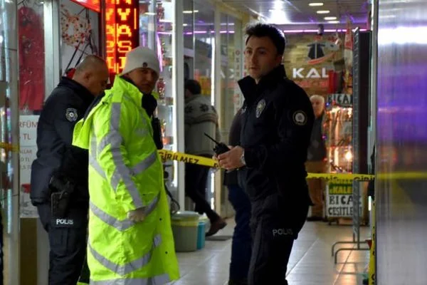 Sivas'ta evin çatısına çıkan adam düşerek hayatını kaybetti