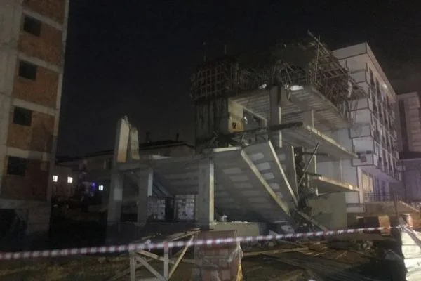 Sultanbeyli'de 4 katlı bir inşaatta kısmen çökme meydana geldi