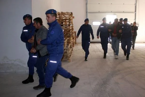 Tarlalardaki sulama borularını çalan 5 şüpheli adliyede