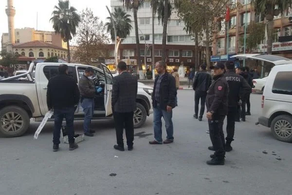 Taş atıp 300 bin lirayı çaldılar