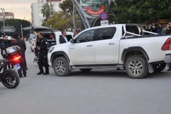 Taş atıp sürücünün dikkatini dağıttı! Sonra da...