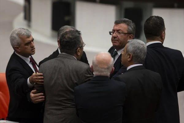 TBMM Başkanvekili Mustafa Şentop ile Sezgin Tanrıkulu arasında gergin anlar